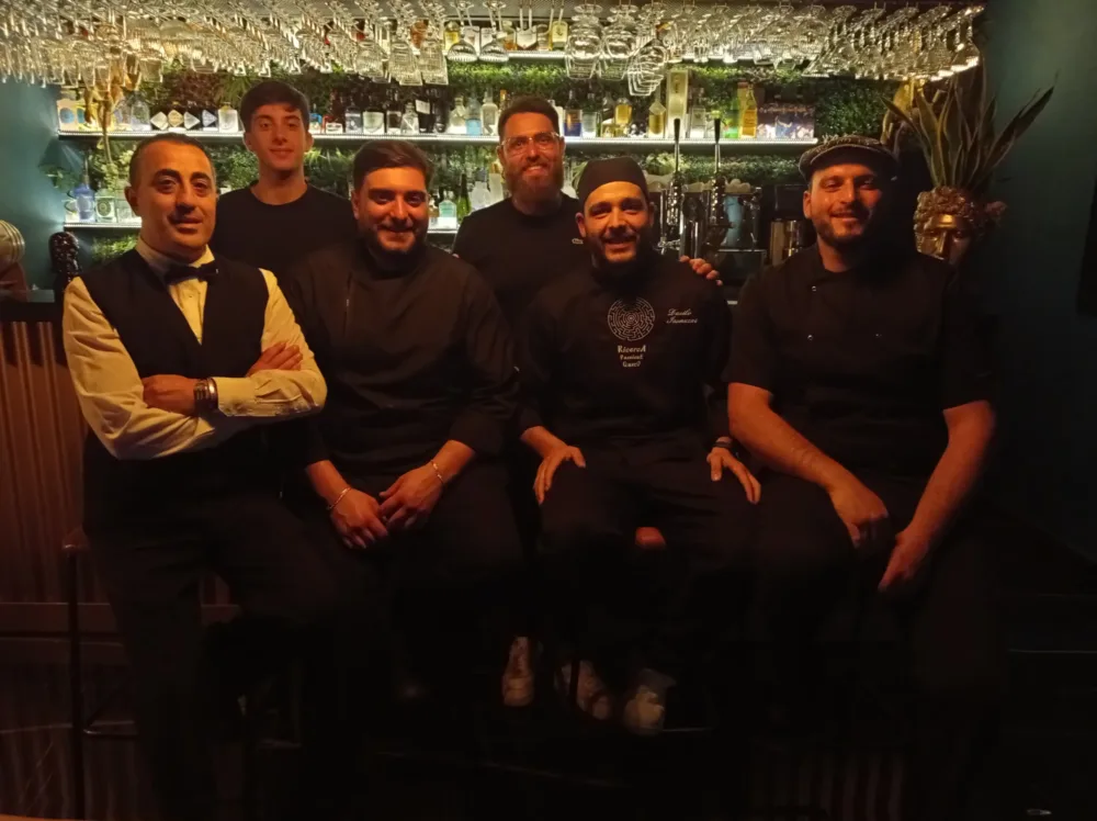 Ristorante La Montanara Brigata di cucina e di sala. I fratelli Daniel e Carmine. Il secondo da dx seduto chef Iannuzzi