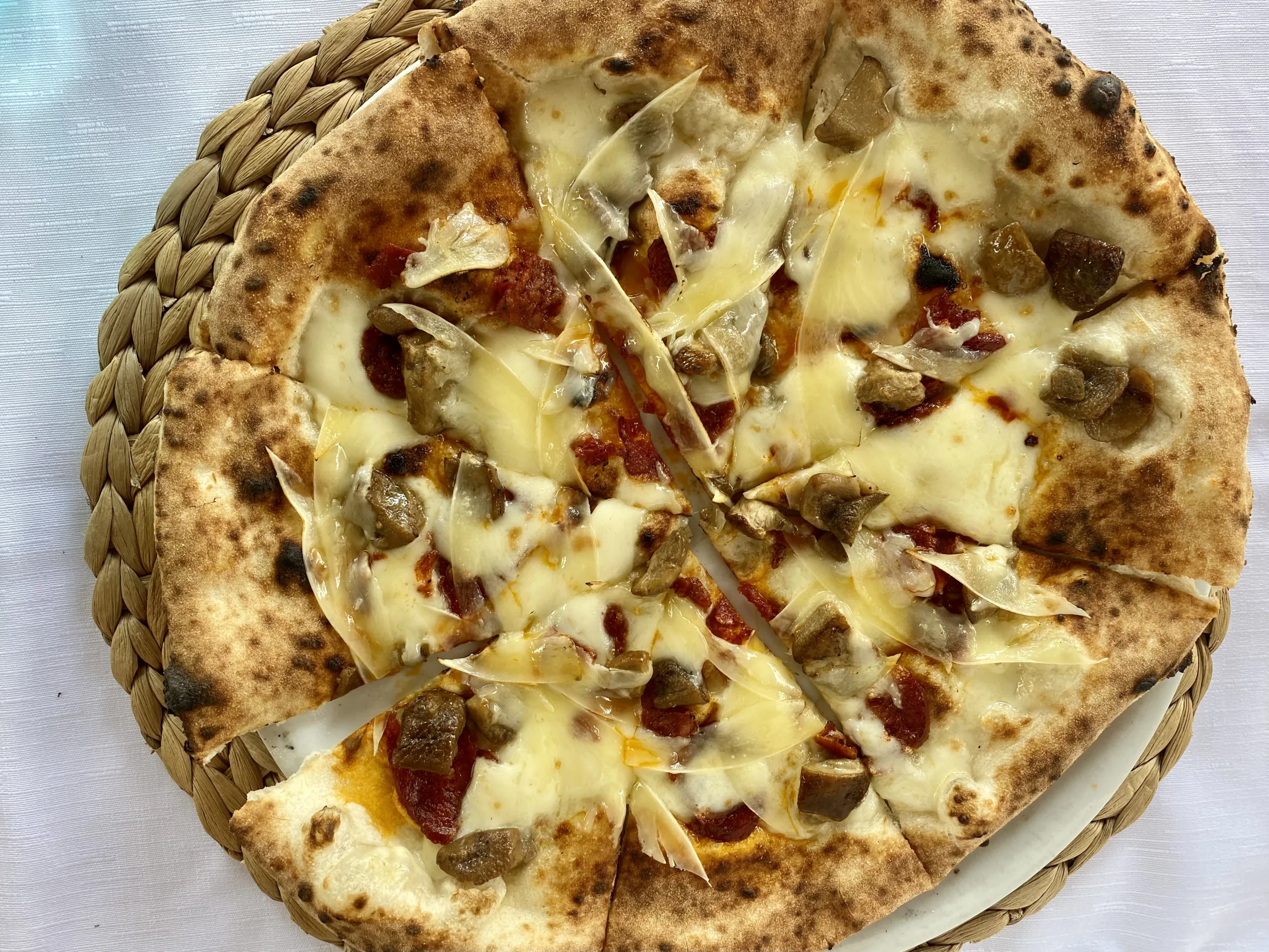 Sannio-fior-di-latte-salsiccia-rossa-di-Castelpoto-funghi-porcini-del-Matese-e-caciocavallo-di-Castelfranco-in-Miscano