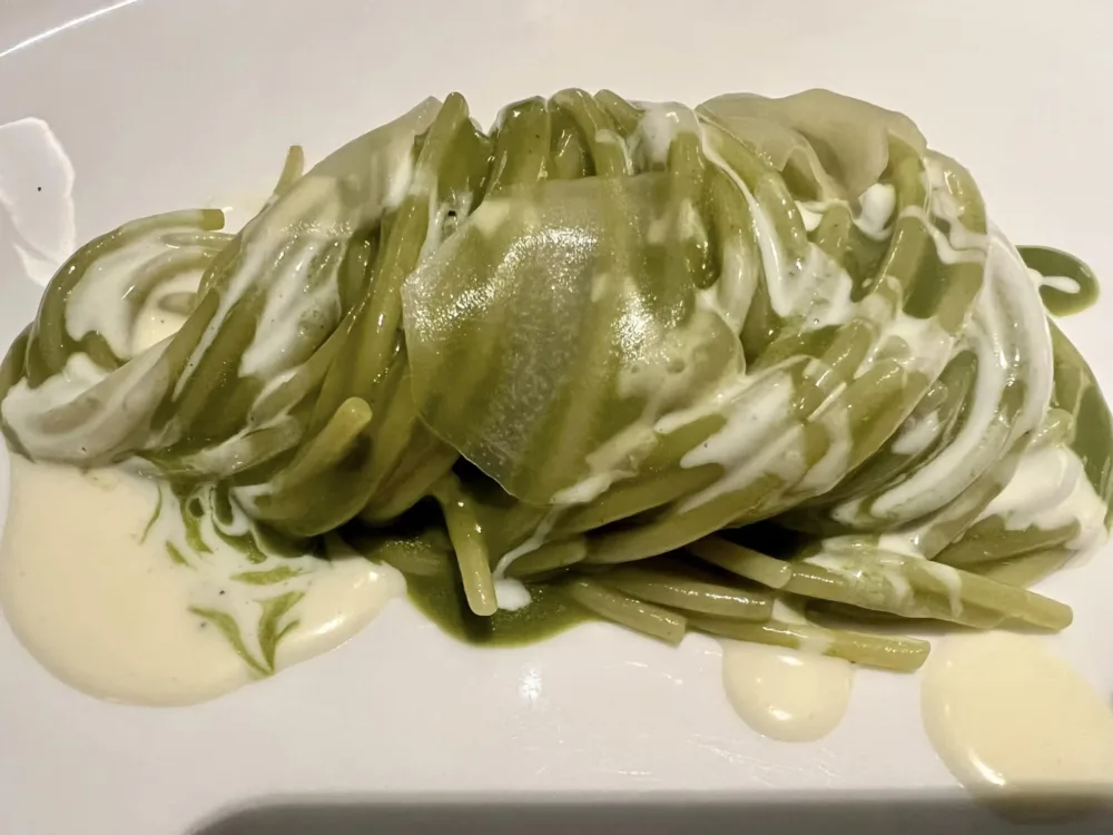 Re Santi e Leoni - Spaghetto, succo di alloro, zenzero marinato e mozzarella di bufala servito freddo