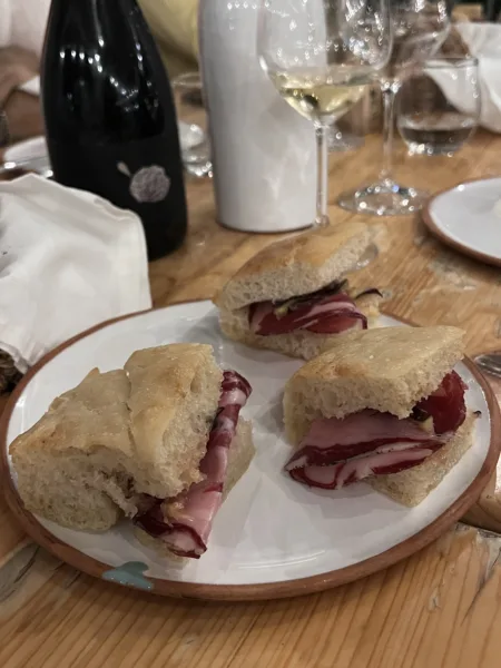 Masseria Sardo - Focaccina con capocollo di Pelatello Napoletano e fichi neri