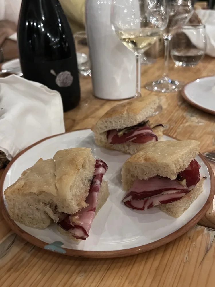 Masseria Sardo - Focaccina con capocollo di Pelatello Napoletano e fichi neri