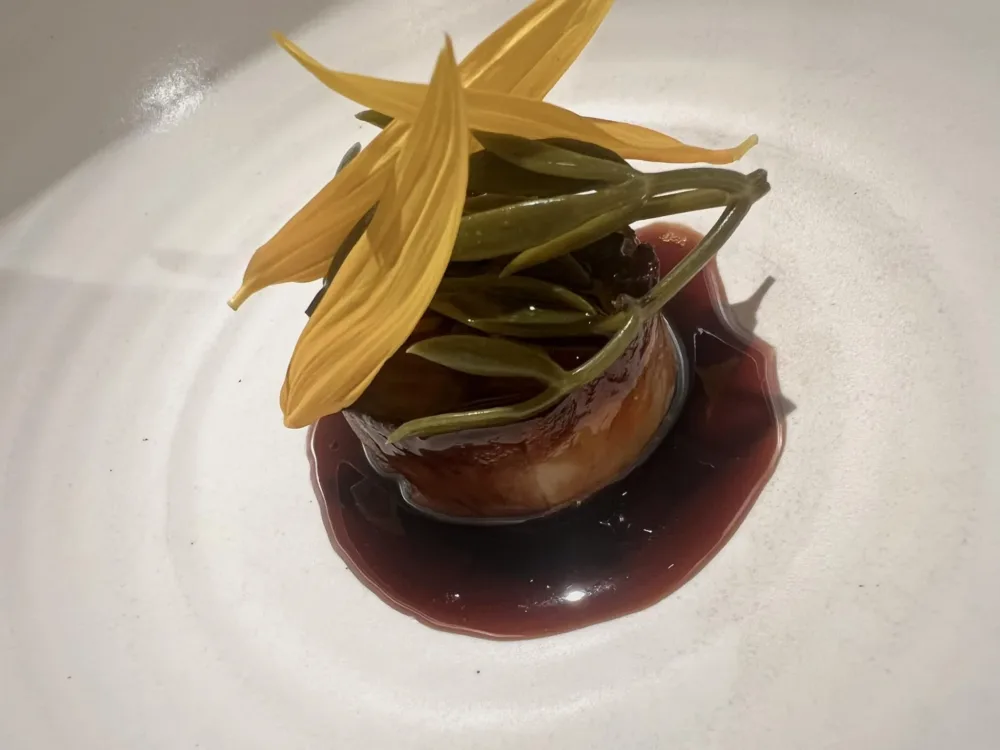Le Marne Relais - Foie gras di rana pescatrice con finocchio di mare e foglie di topinambur e bergamotto