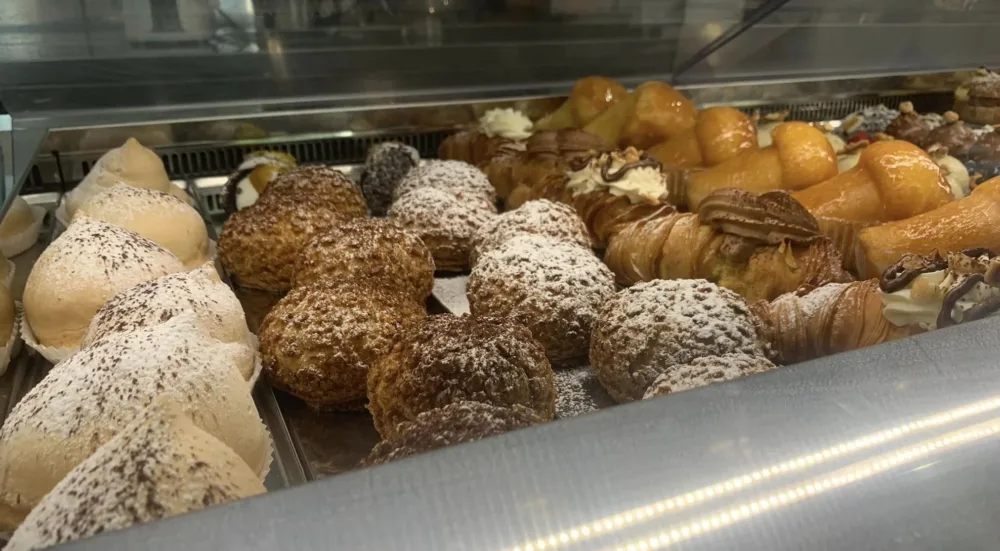 Pasticceria Estasi a Salerno, scorcio del banco