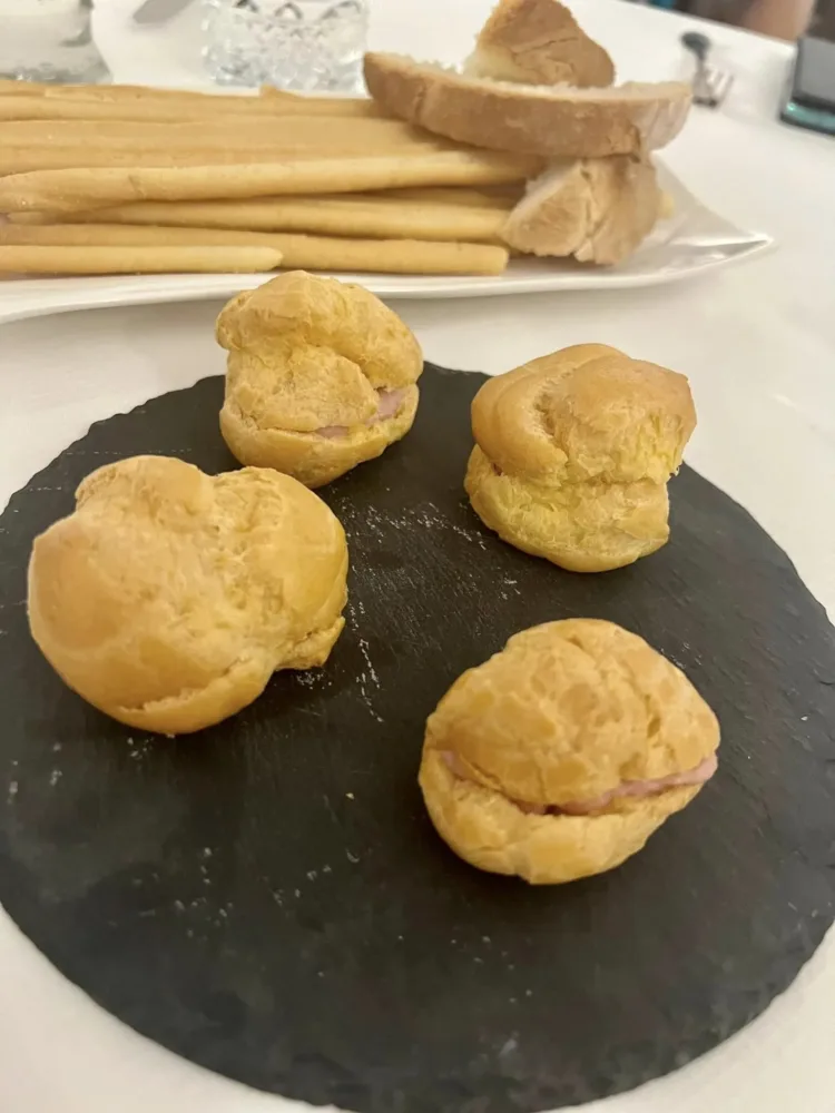 Violetta, bignè con mousse di prosciutto cotto