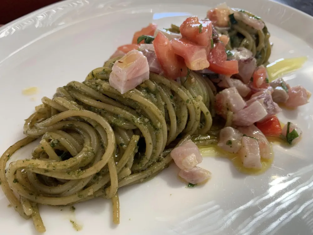 Da Carmine a Ogliastro Marina, spaghetti al pesto con crudo di mare e di pomodori