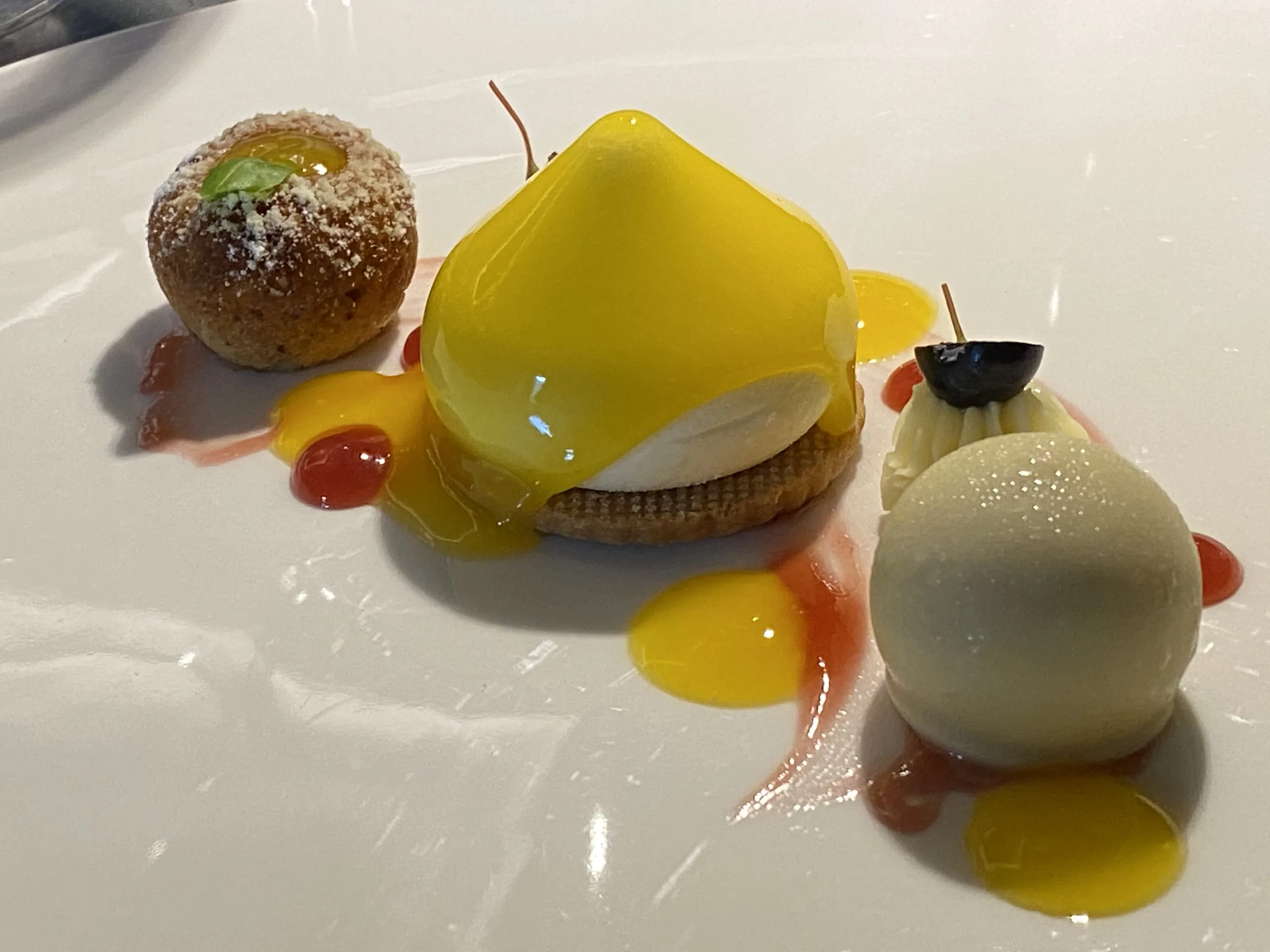 Bavarese-al-latte-di-bufala-mango-frutto-della-passione-e-cioccolattino-ripieno-di-frutti-rossi-e-mini-bon-non-alla-mela-annurca