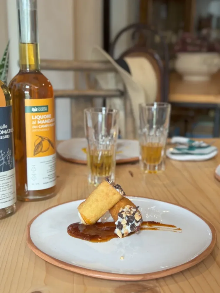 Cannolo di pacchero soffiato con ricotta di bufala, granella di nocciole e cioccolata su confettura di prugne -Masseria Sardo