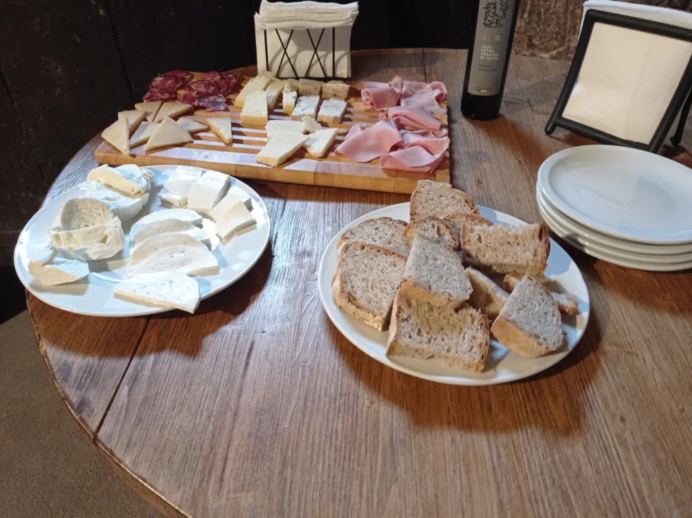 Cantine Di Marzo Tagliere di salumi e formaggi per accompagnare i vini in degustazione