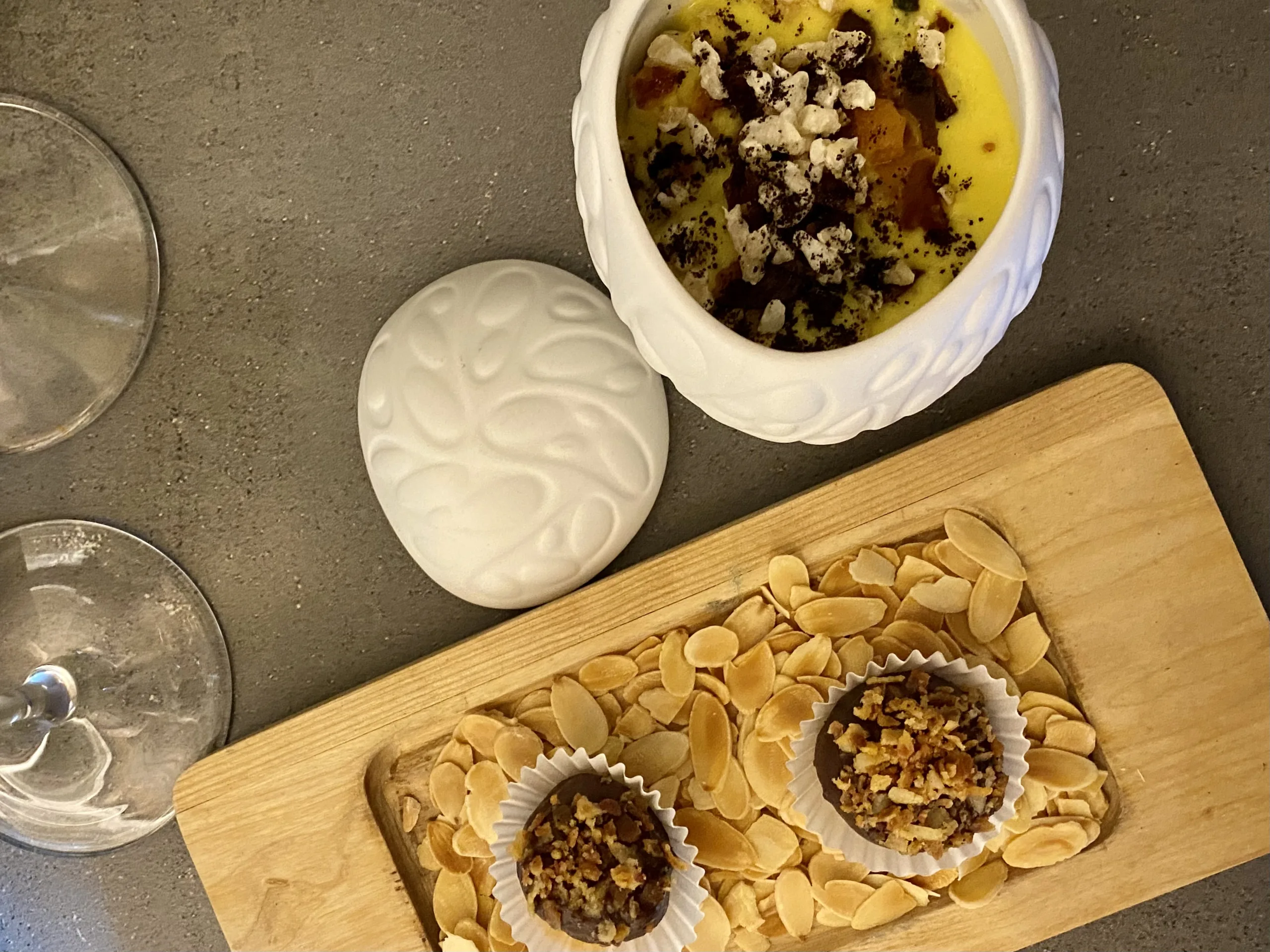 Cappuccino-di-baccala-cbt-Con-caffe-e-spuma-di-patate.-Bon-bon-di-melanzane-e-cioccolato-amaro