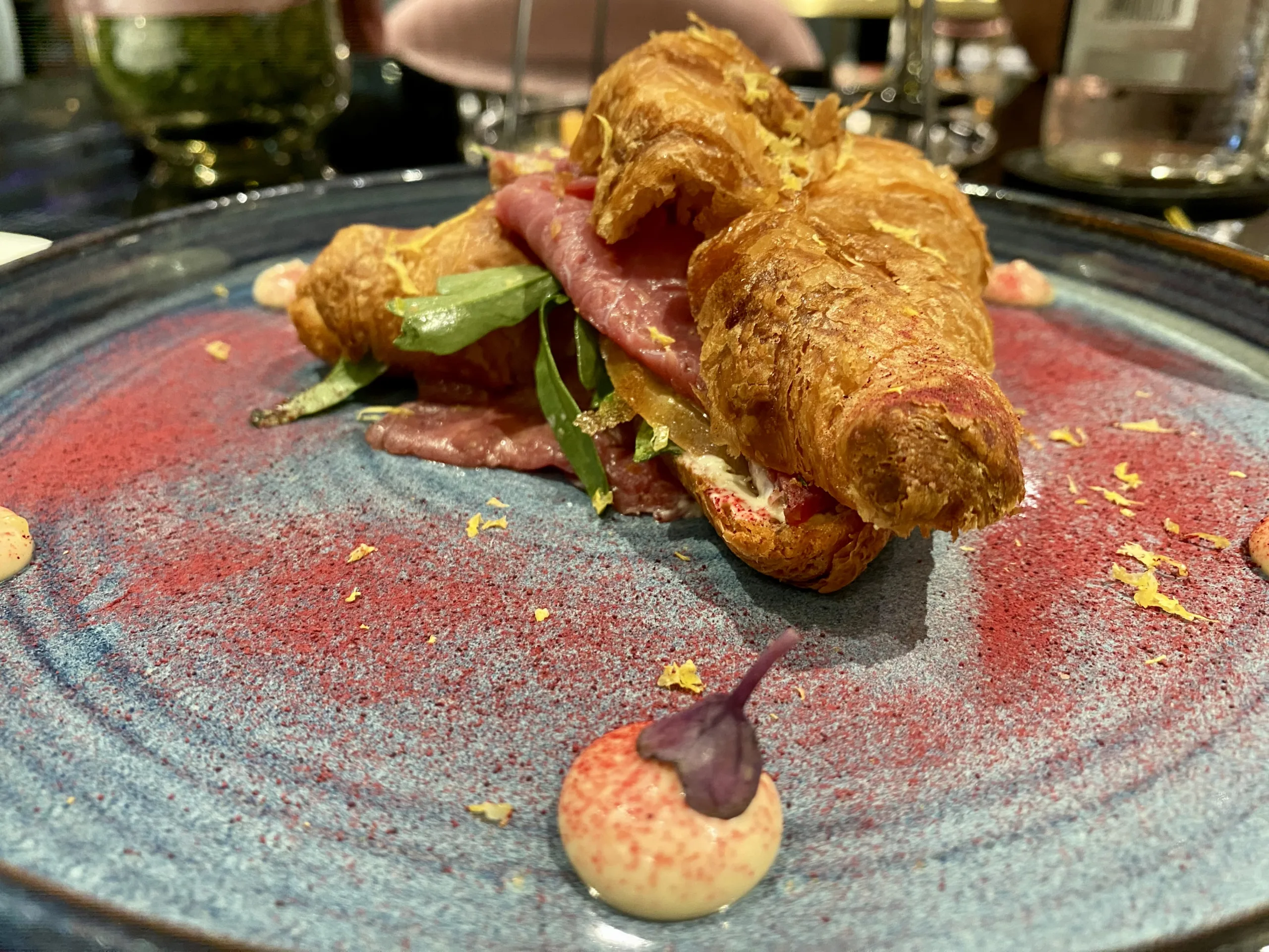 Cornetto-Salato-carpaccio-di-manzo-affumicato-misticanza-pomodoro-di-sorrento-mayo-agli-agrumi-polvere-di-barbabietola