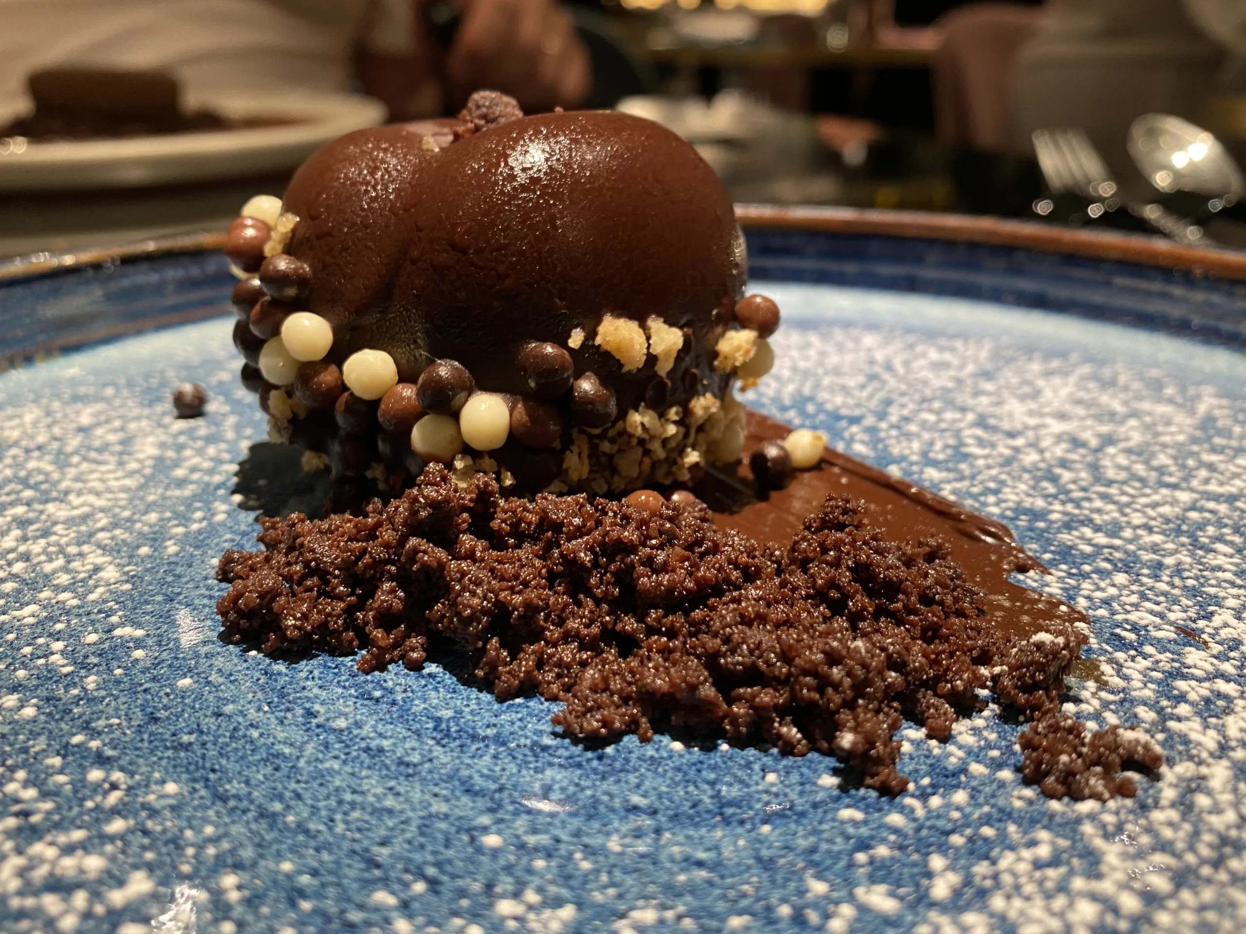 Croccante-allamarena-bavarese-al-cioccolato-bianco-caramello-di-amarene-crumble-al-cioccolato-e-sale-maldon