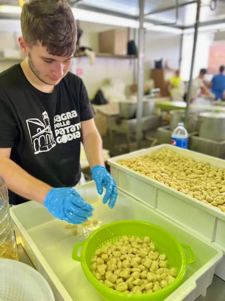 Dietro le quinte nella postazione di pre-cottura degli gnocchi