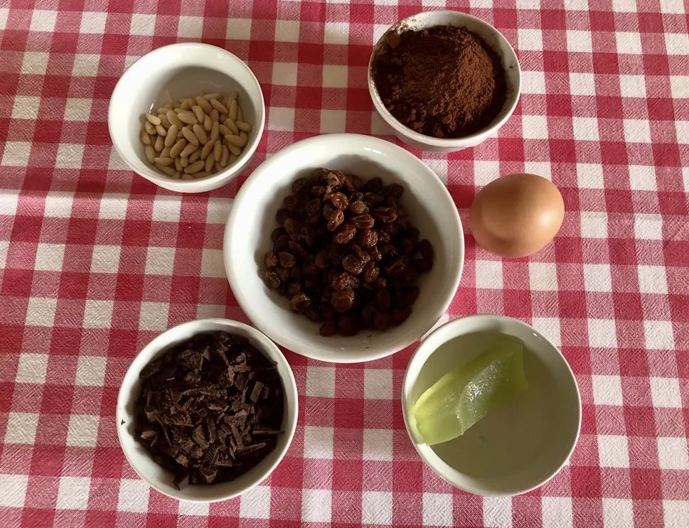Cedro candito, un uovo, cioccolato fondente, uva sultanina, pinoli, cacao dolce e cacao amaro