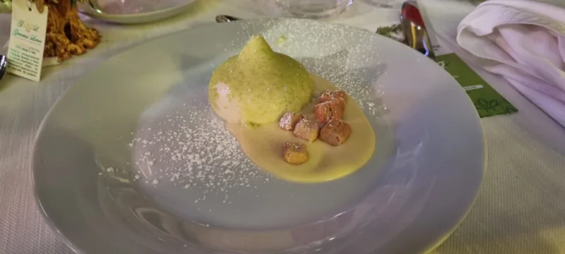 Goccia d'olio in piatto con mousse di mandorle e cuore di olio coratino ricoperto da croccante al cioccolato bianco, grissino dolce e olio Grignolino della Valpolicella (Vaccarella)