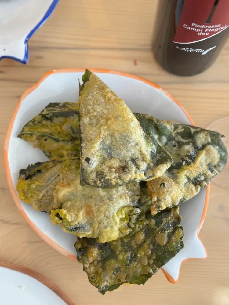 L’orto in tempura che consiste in una frittura croccante delle foglie di tutte le verdure invernali -Masseria Sardo