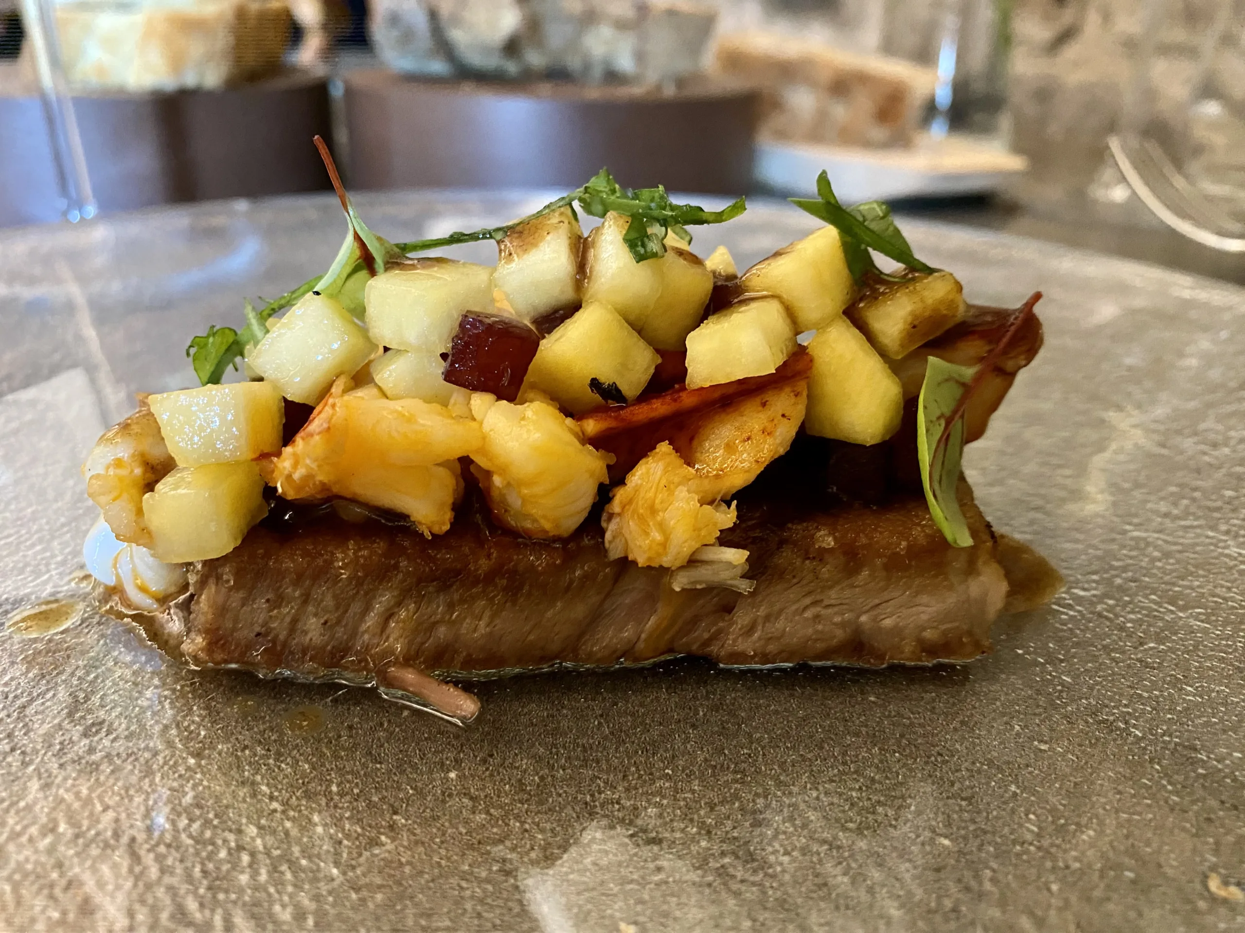 Maiale-CBS-astice-percoca-nel-vino-e-fondo-di-maiale-e-soia