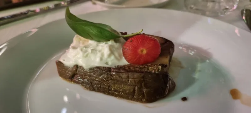 Melanzana in oliocottura marinata alla soia con pomodoro confit e stracciatella con olio Nocellara del Belice (Evo Sicily)