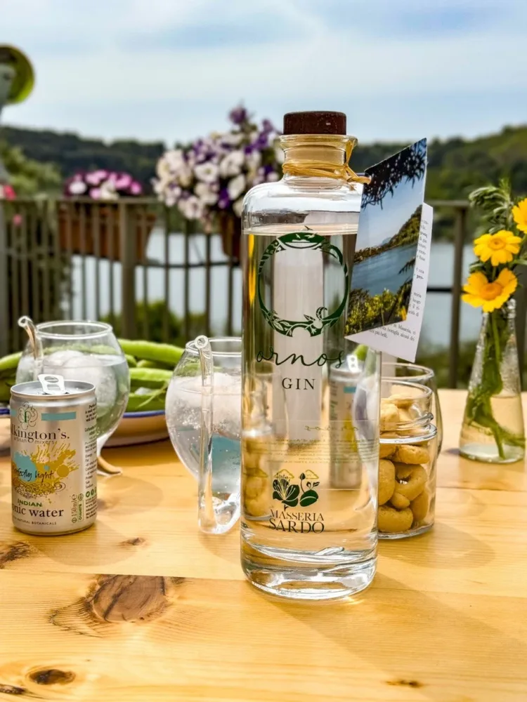 ORNOS GIN realizzato con l’infusione e distillazione di botaniche del lago d’Averno -Masseria Sardo