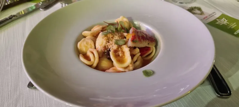 Orecchiette baresi con crema di sponsale e tarallo pugliese, oliva pasola al pomodoro e filetto di triglia con olio Coratina (Lamacupa)