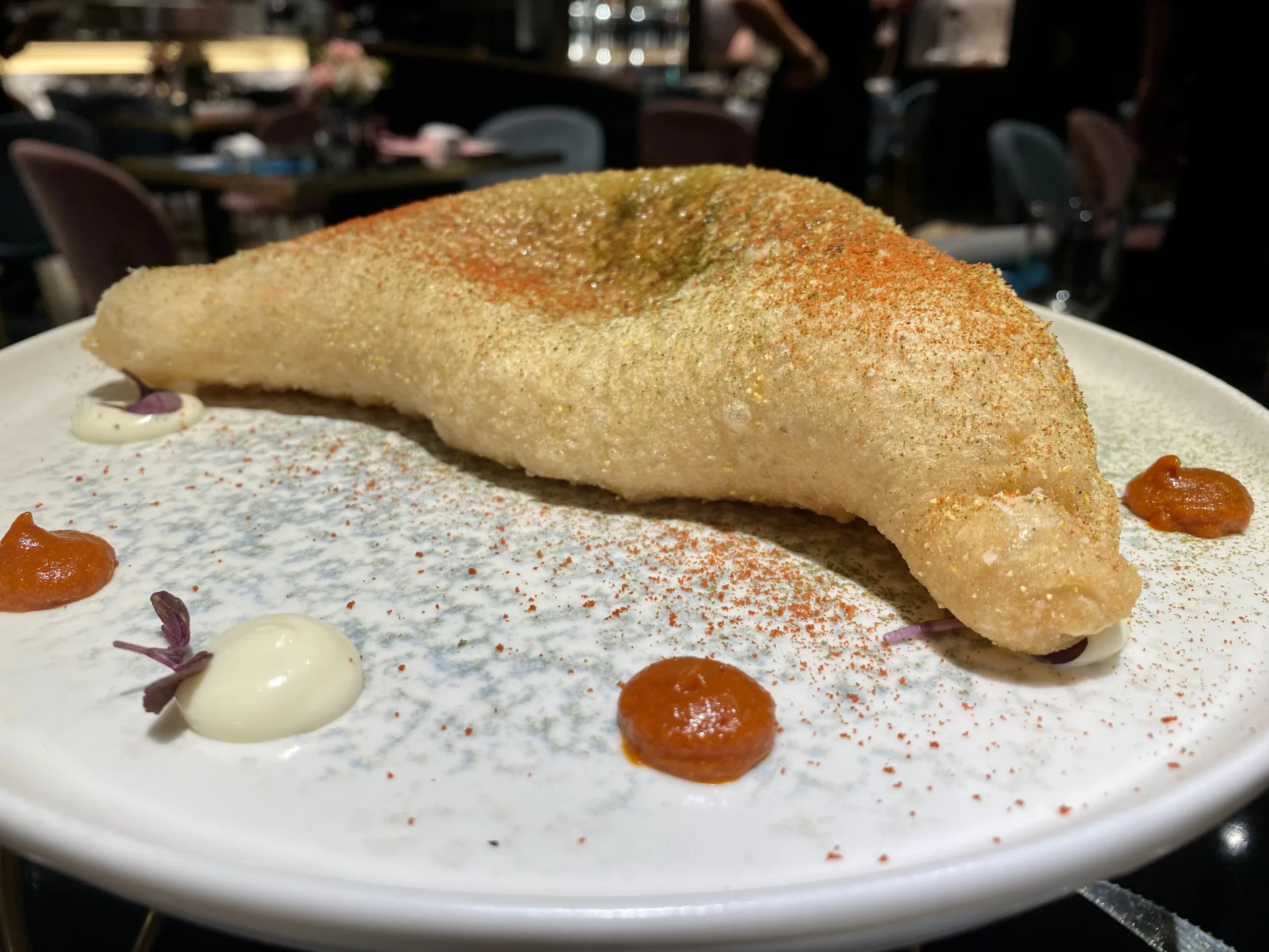 Pizza-Fritta-to-share-Ricotta-in-salvietta-cicoli-scottati-pepe-nero-parmigiano-reggiano-polvere-di-pomodoro-polvere-di-basilico