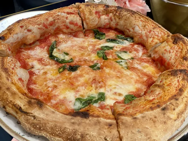 Pizza-Margherita-Pizzeria-Tavolo-Riservato