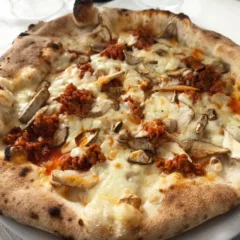 Pizzeria Lady Anna by Guappa - La Pizza con Porcini freschi e Salsiccia Rossa di Castelpoto