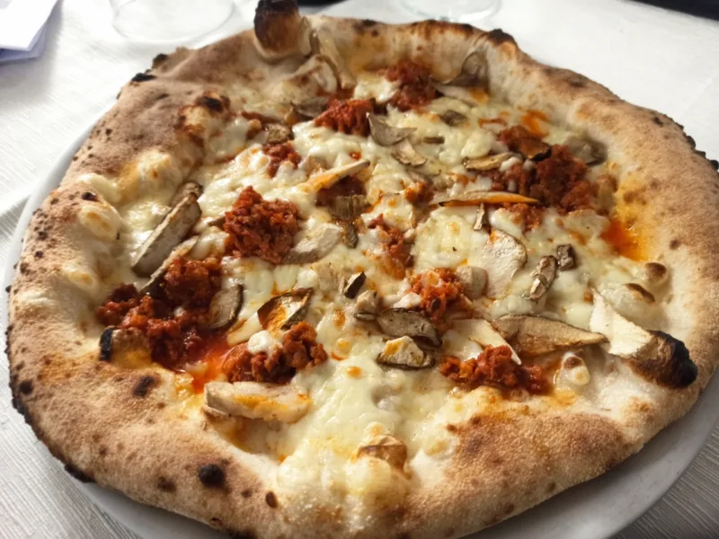 Pizzeria Lady Anna by Guappa - La Pizza con Porcini freschi e Salsiccia Rossa di Castelpoto