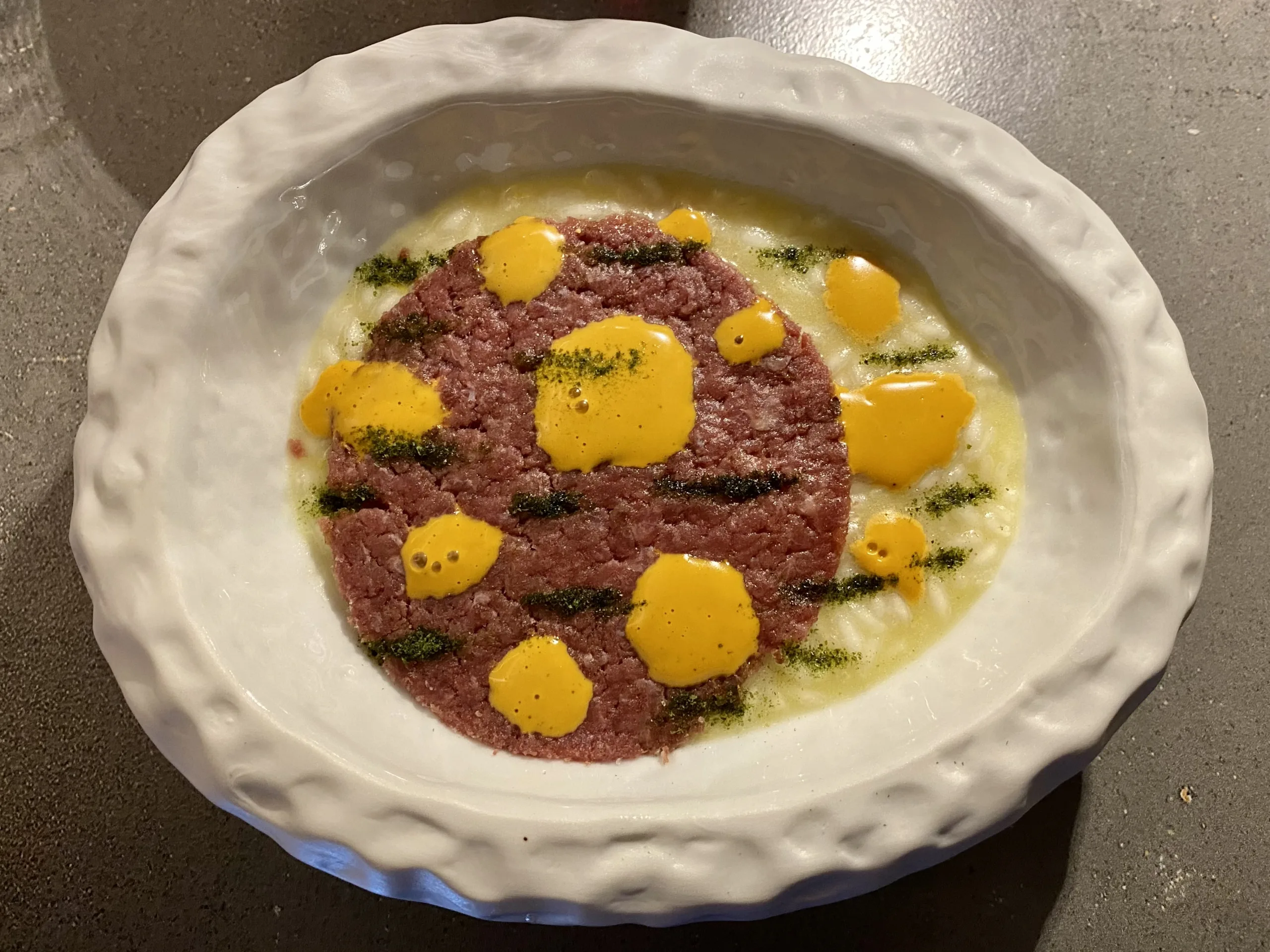 Risotto-con-capaccio-di-manzo-affumicato-e-marinato-polvere-di-ricci-e-alghe