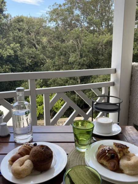 Ristorante il Corbezzolo - il tavolo a colazione e il bosco di Zaro