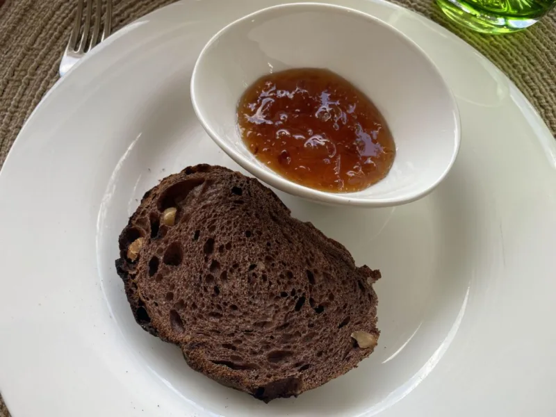 Ristorante il Corbezzolo - pane cacao, nocciole e amarene con marmellata di pesche