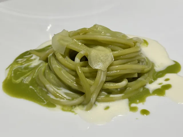 Spaghetto-succo-di-alloro-zenzero-marinato-e-mozzarella-di-bufala