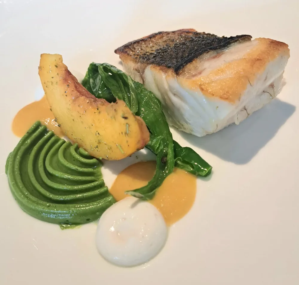 Spigola con peperoncino verde, pesca gialla e yogurt di mandorla