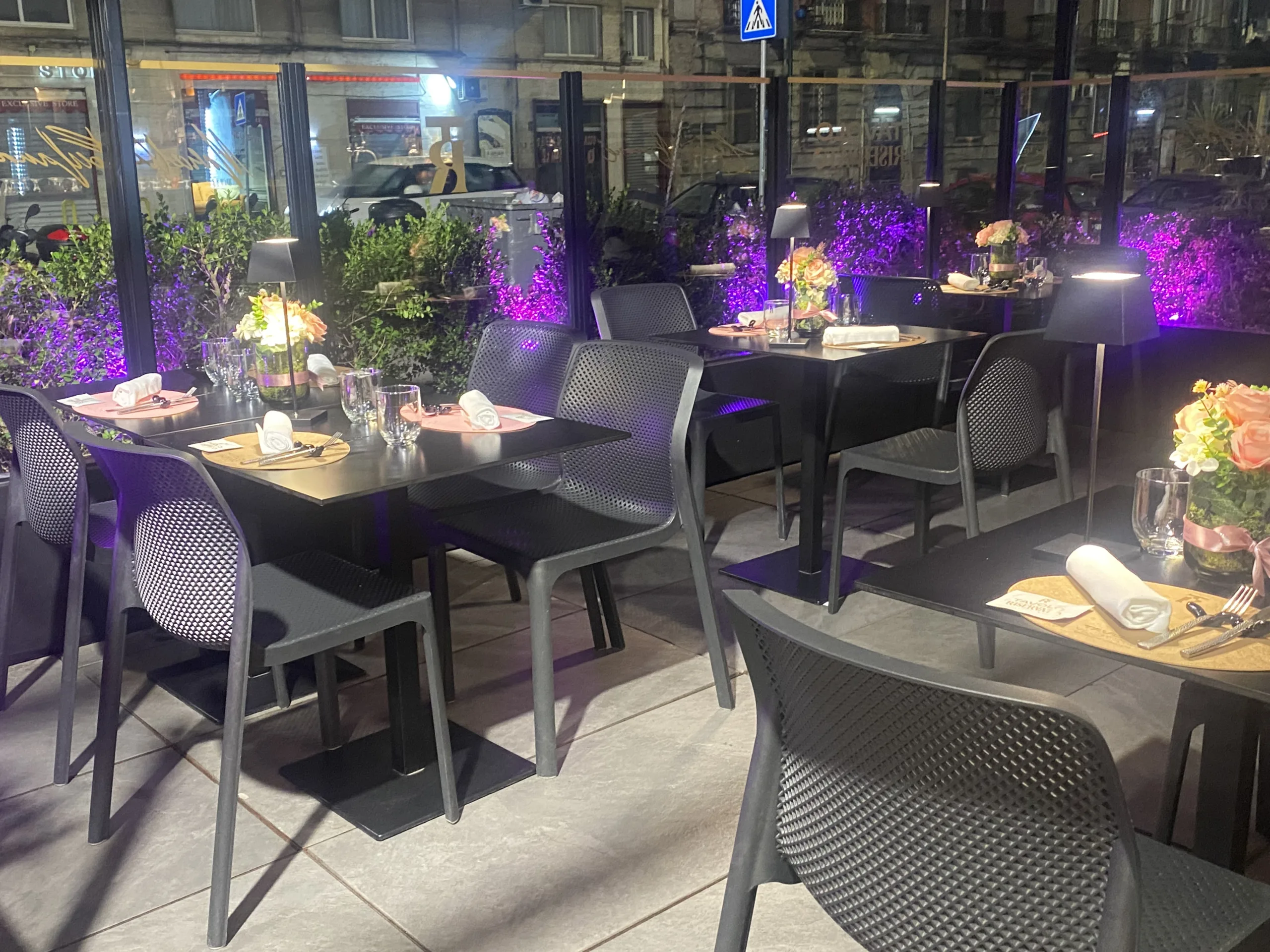 Tavoli-esterni-nello-spazio-dehors-Pizzeria-Tavolo-Prenotato