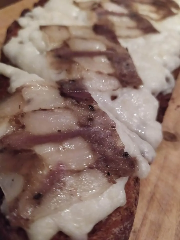 Cicola con mozzarella nella mortella su bruschetta