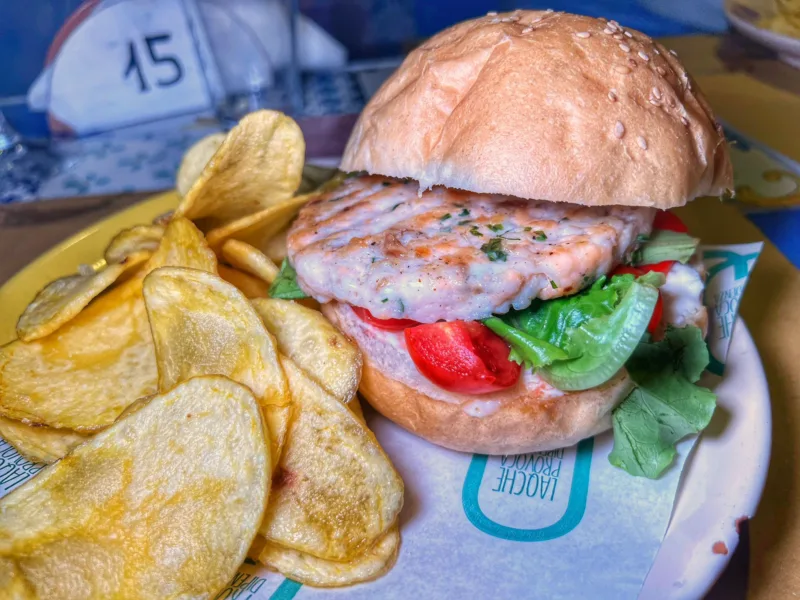 Il StùPisci Burger: panino artigianale e hamburger di pesce tagliato a coltello
