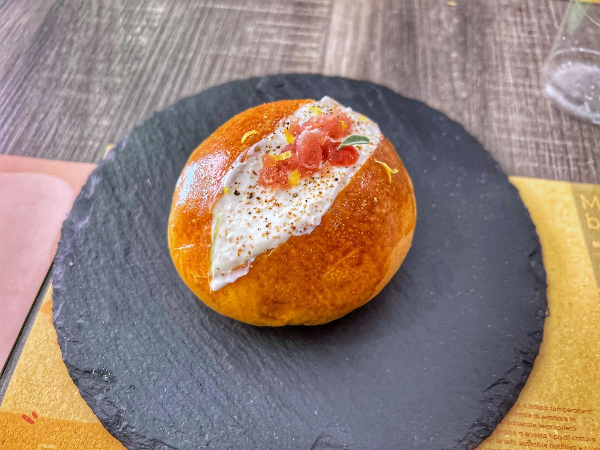 Il maritozzo con tartare di tonno