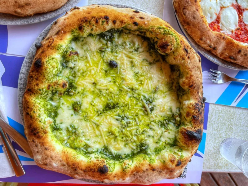 La pizza Pesto con variazione di scaglie di parmigiano