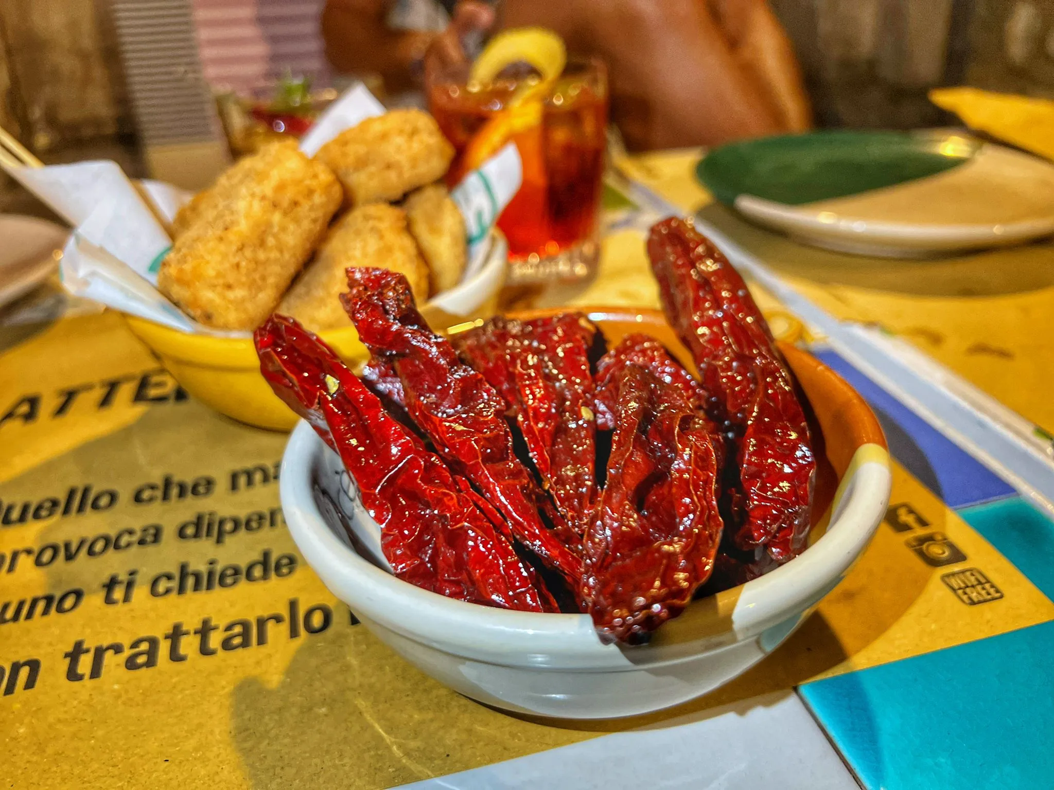 I peperoni cruschi e il caciocavallo silano fritto
