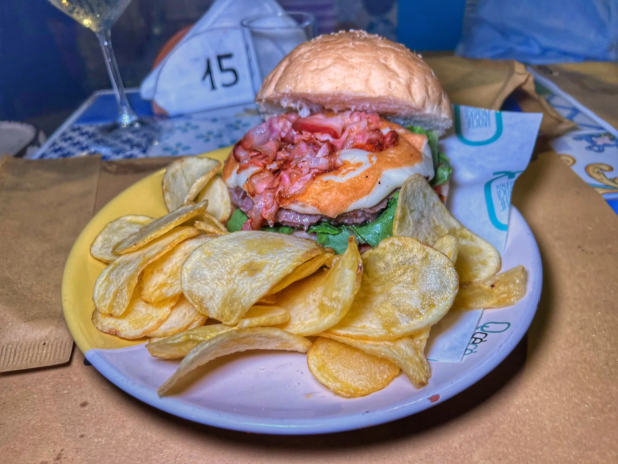 I panini del Qcècè con hamburger e pancetta calabrese e caciocavallo silano