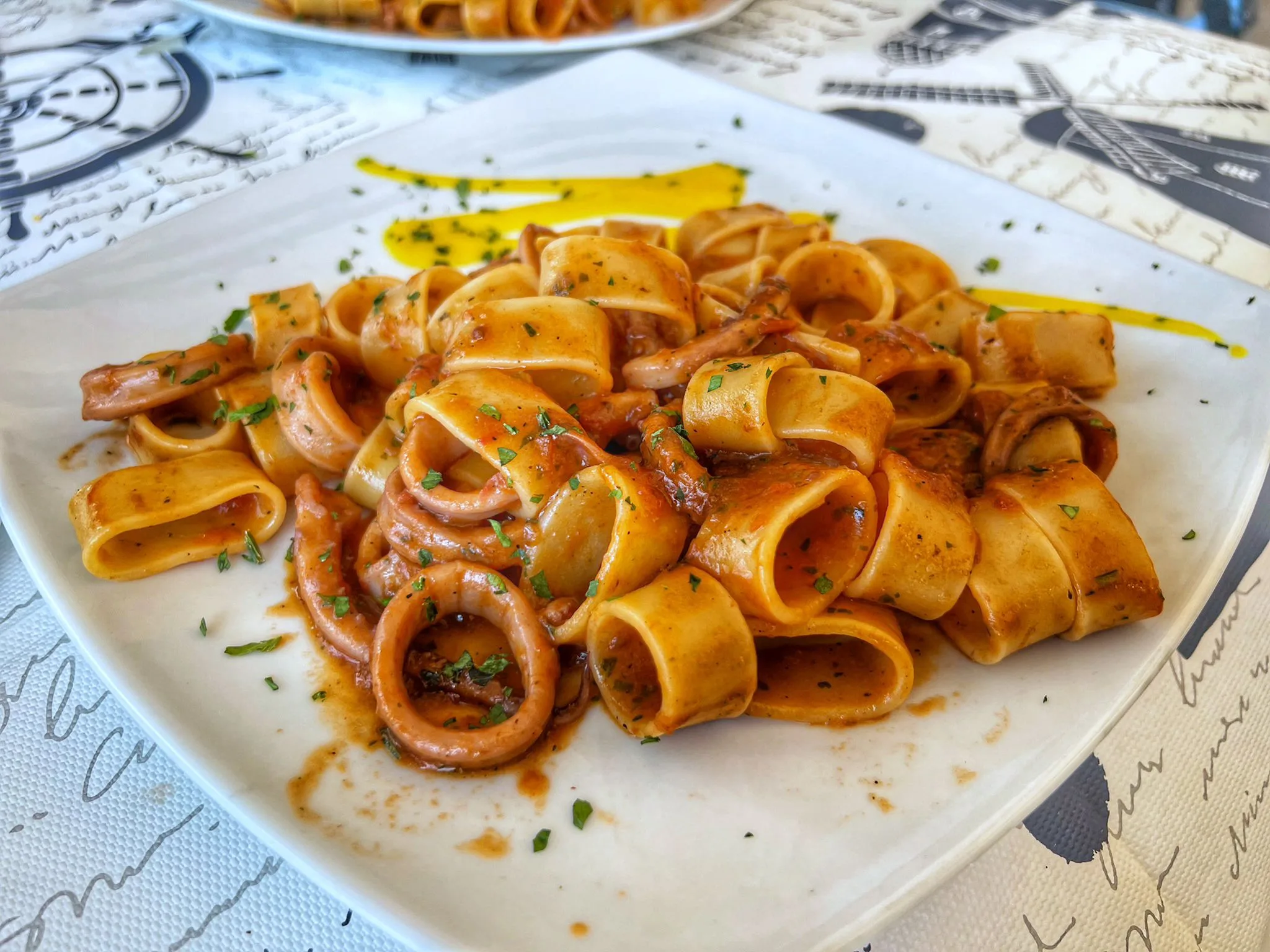 Calamarata con sugo di totani, pomodorini gialli e zafferano