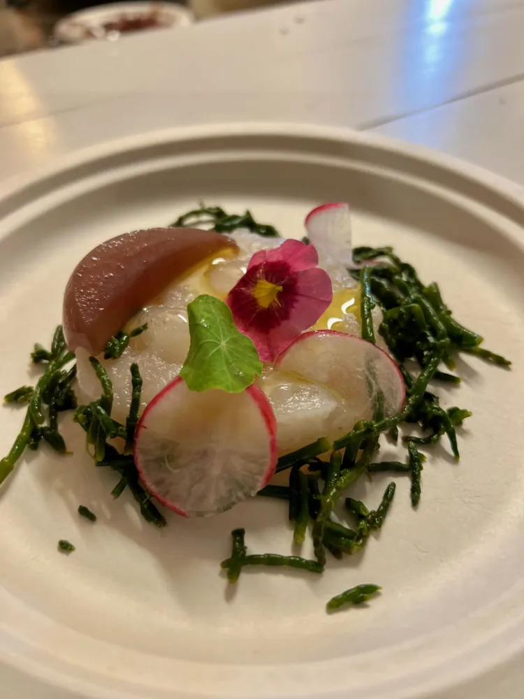 tartare di scampo, con asparagi di mare, ravanello e cipollina in agrodolce, gel al lime