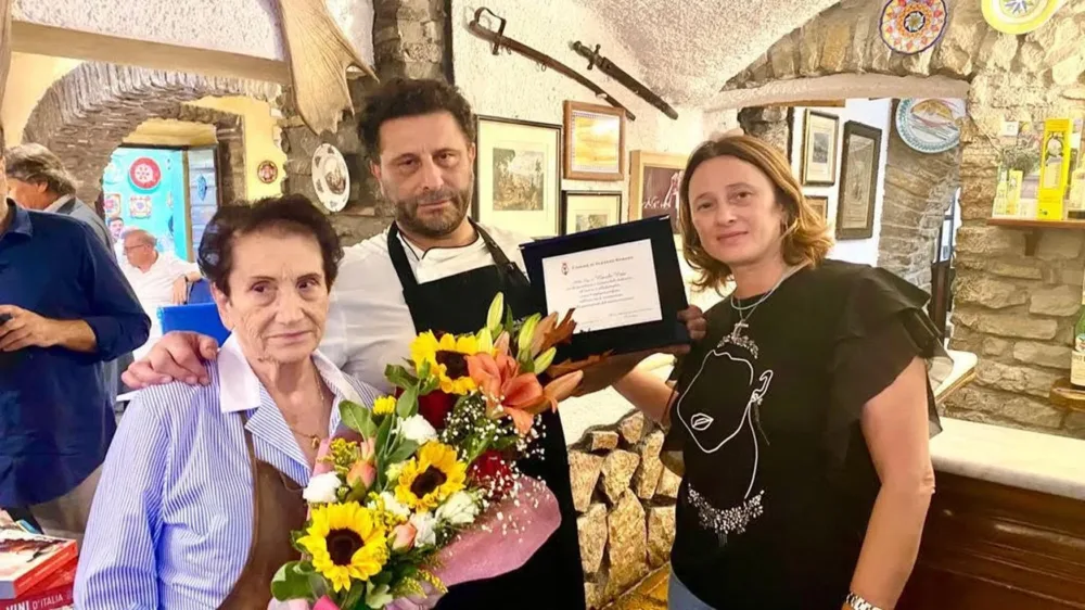 Premiate Trattorie a Olevano Romano - la targa alla carriera a Rita Rocchi da parte del comune di Olevano (Ph. FMA Carlo Zucchetti)