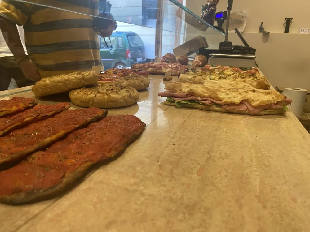 Tulipane - il banco con la linguaccia rossa, la pizza ripiena e le focacce