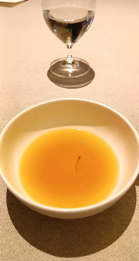 Brodo, zafferano e vermouth