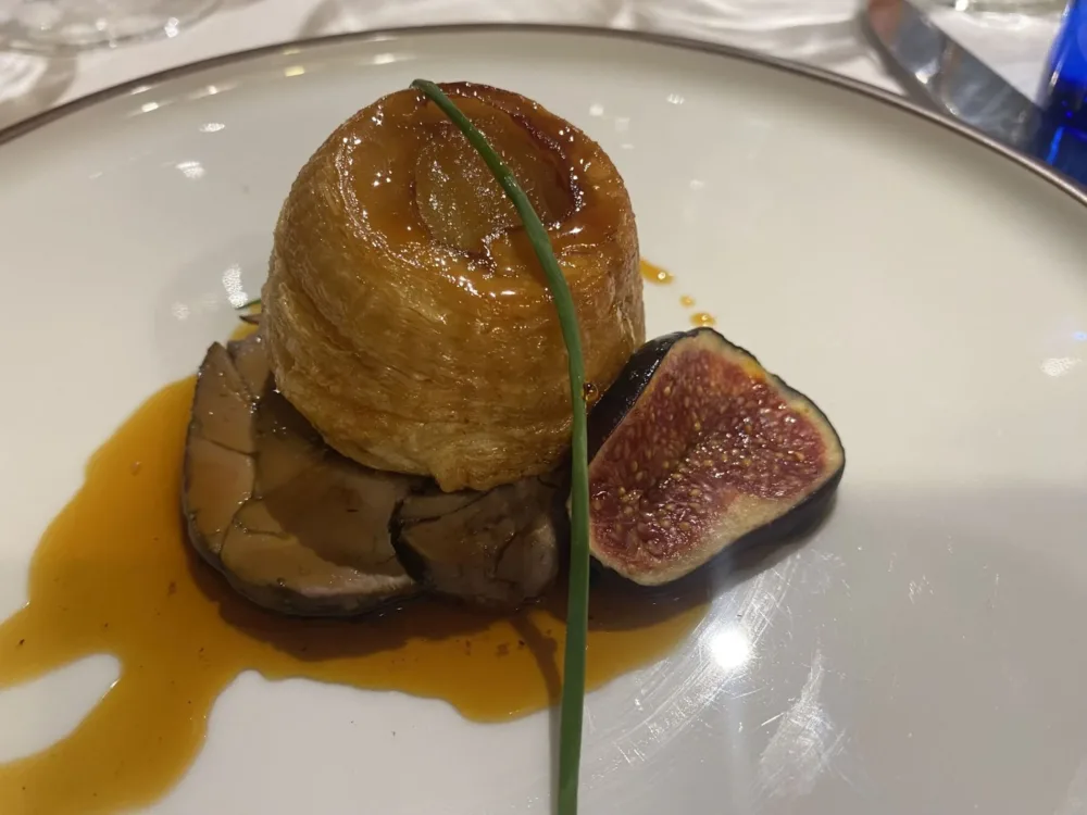 Premiate Trattorie a Olevano Romano - Tarte tatin di cipolla Borettana caramellata con torcione di fegatini di pollo e coniglio ai fichi