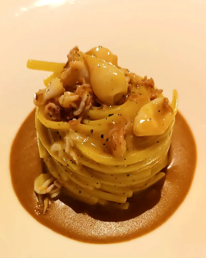 Linguina di Gragnano, calamaretti e pane di segale