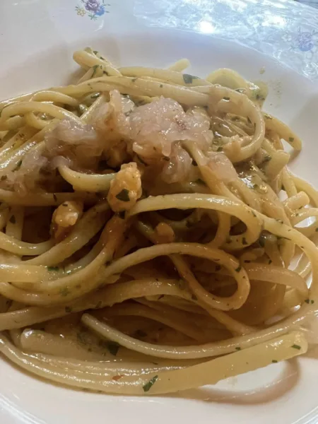 Cantina Verace - Linguine cacio e pepe con crudo di gamberi