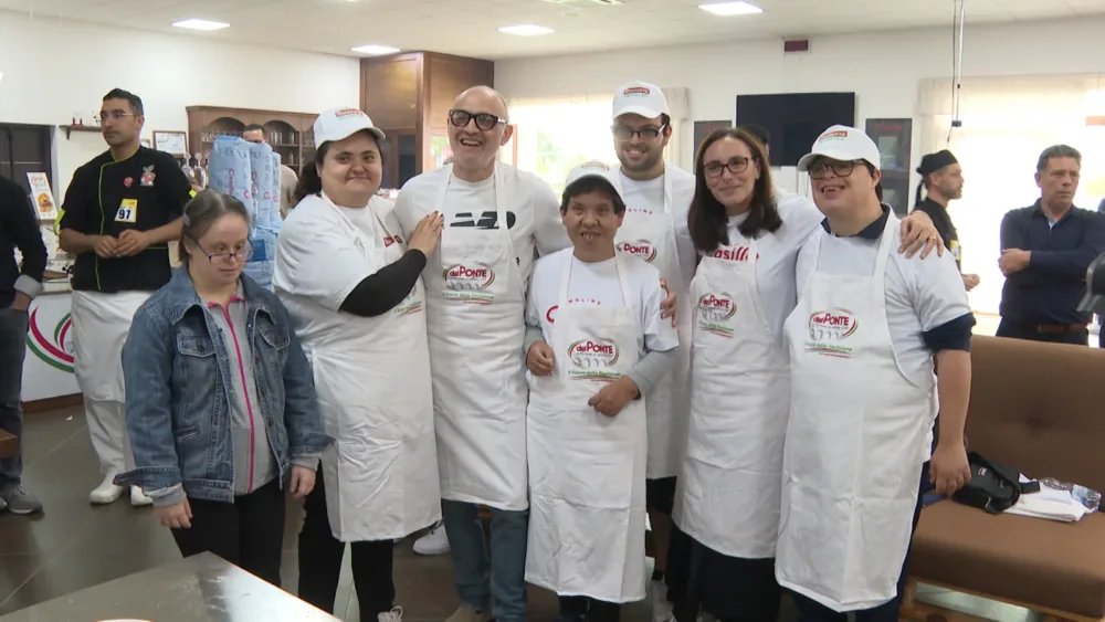 Attilio Albachiara con Vincenza De Cicco e i ragazzi della Cooperativa Sociale Montessori Onlus