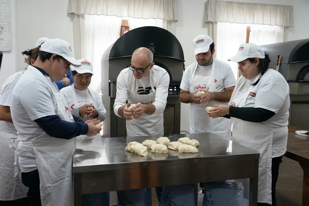 Attilio Albachiara durante il laboratorio inclusivo Mani in Pasta con la Cooperativa Sociale Montessori Onlus