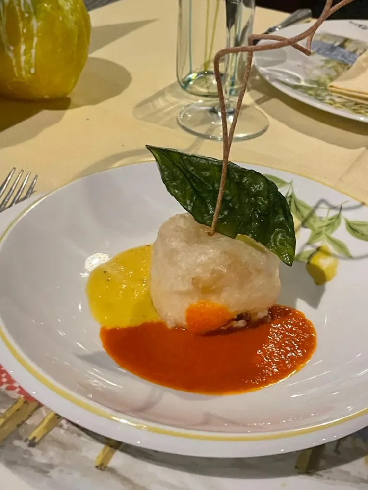 Burrata affumicata in tempura con zuppetta di pomodoro